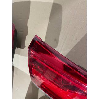 Výprodej zadní levá vnitřní svítilna 2016-2021 (OEM standard) (na víko kufru) (prasklá) Toyota Land Cruiser 200 2007–2021 fotografie 3