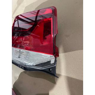 Výprodej zadní levá vnitřní svítilna 2016-2021 (OEM standard) (na víko kufru) (prasklá) Toyota Land Cruiser 200 2007–2021 fotografie 2
