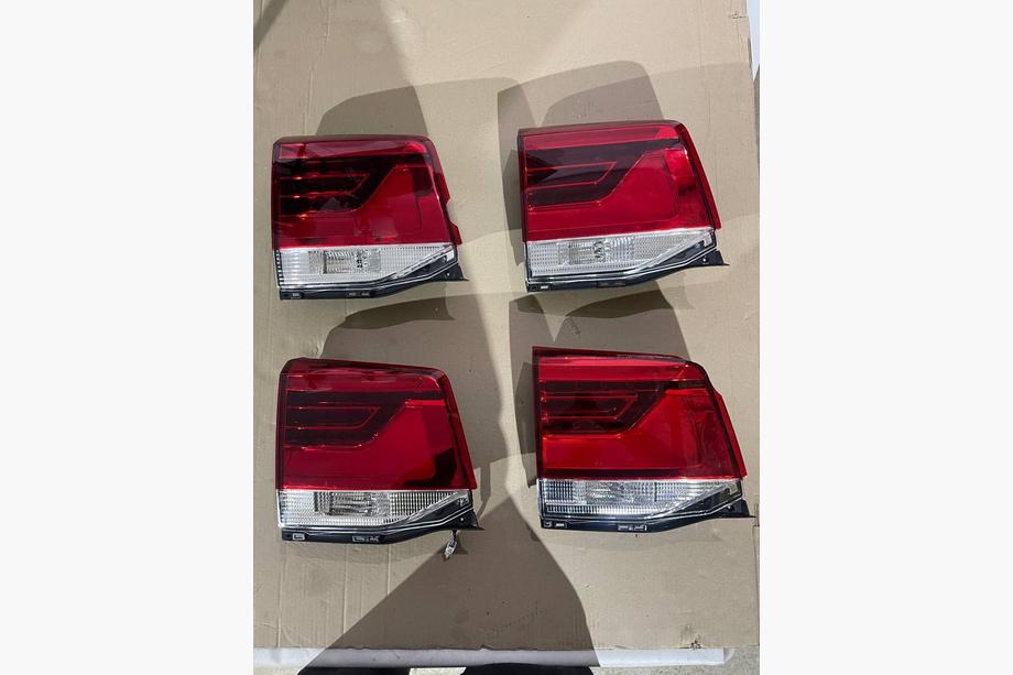 Toyota Land Cruiser 200 2007–2021 Výprodej zadní levá vnitřní svítilna 2016-2021 (OEM standard) (na víko kufru) (prasklá) Image