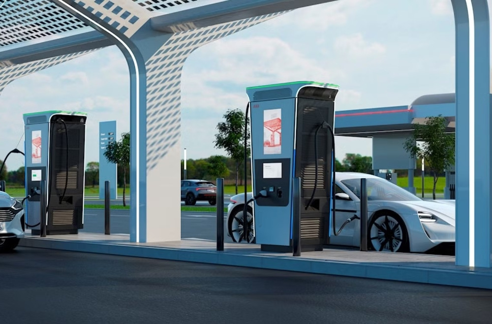 Jak nabít elektromobil na čerpací stanici: kompletní průvodce