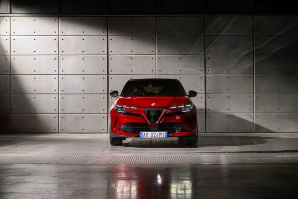 Test Alfa Romeo Junior (2025): hybrid i elektrický crossover v jednom