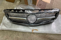 Mercedes CLS C218 2011–2018 Zlevněná přední maska chladiče 2011-2014 (Diamond Silver) fotografie 2