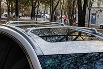 Nissan Murano 2014– Střešní nosič (příčníky) na podélné střešní ližiny OEM (2014-2018, 2 ks) fotografie 1