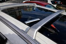 Nissan Murano 2014– Střešní nosič (příčníky) na podélné střešní ližiny OEM (2014-2018, 2 ks) fotografie 2