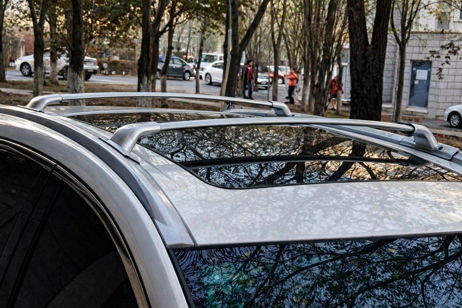 Nissan Murano 2014– Střešní nosič (příčníky) na podélné střešní ližiny OEM (2014-2018, 2 ks) Image