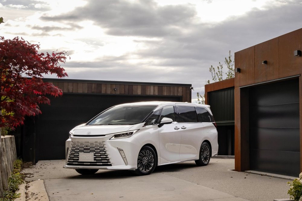 Lexus LM 500h: luxusní hybridní minivan pro VIP přepravu