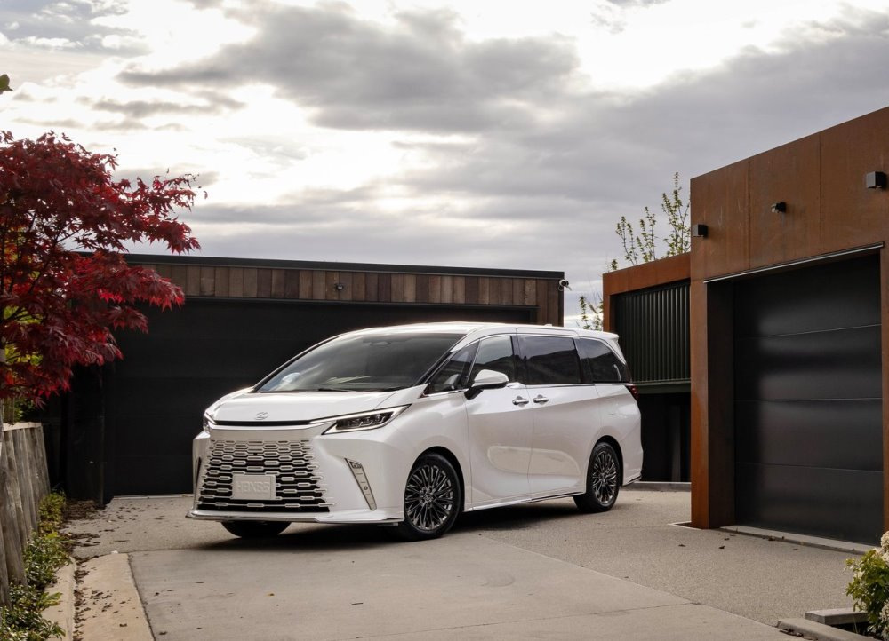 Lexus LM 500h: luxusní hybridní minivan pro VIP přepravu