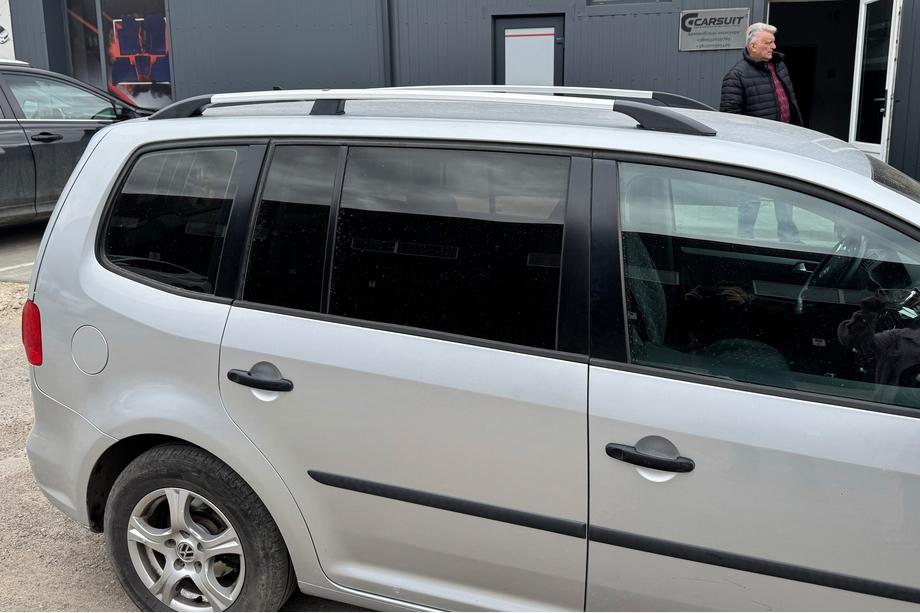 Volkswagen Touran 2010–2015 Chromové střešní ližiny Plastové patky Fotografie 2