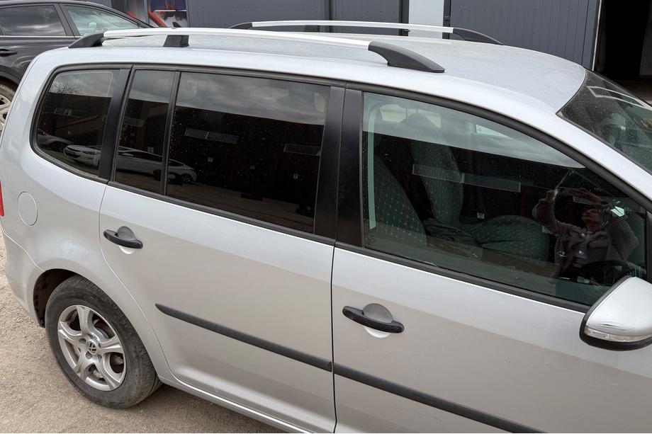 Volkswagen Touran 2010–2015 Chromové střešní ližiny Plastové patky Fotografie 9