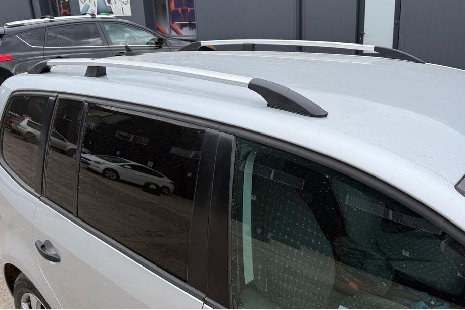 Volkswagen Touran 2010–2015 Chromové střešní ližiny Plastové patky Fotografie 10