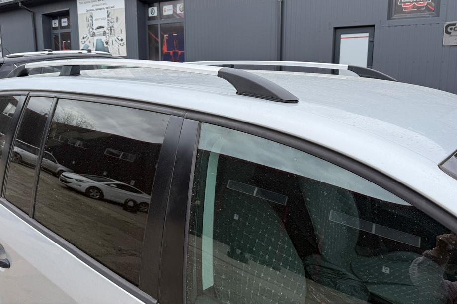 Volkswagen Touran 2010–2015 Chromové střešní ližiny Plastové patky Fotografie 3