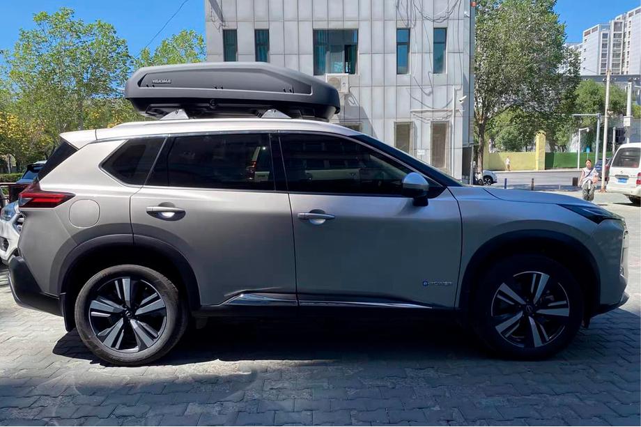 Nissan X-trail T33/Rogue 2022– Střešní nosič (příčníky) na integrované podélníky OEM (2 ks) Černá Fotografie 5