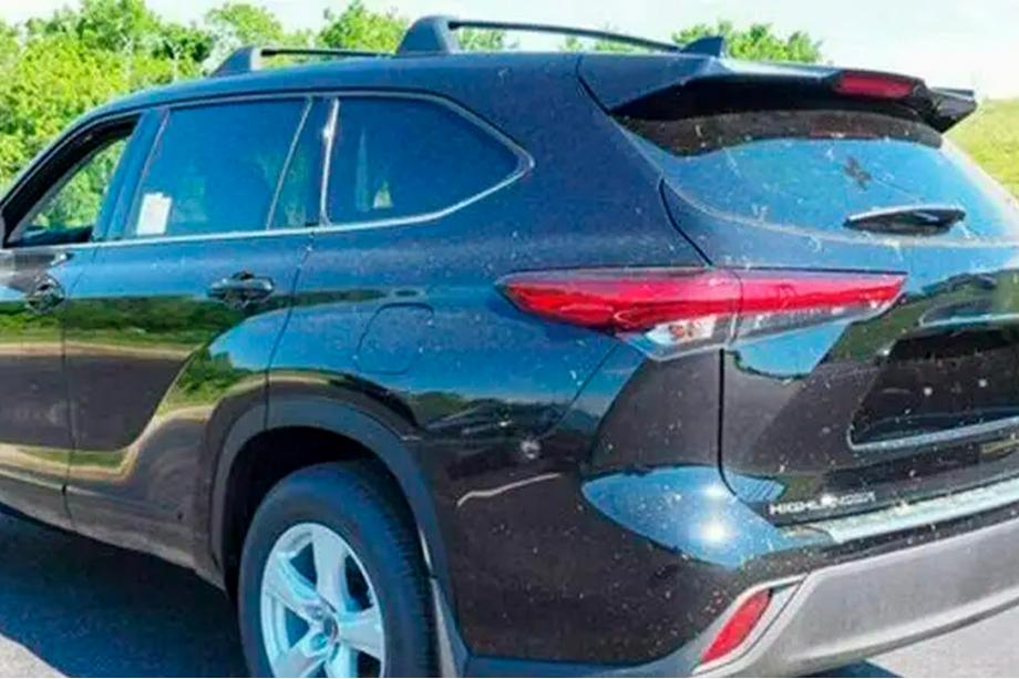 Toyota Highlander 2019– Střešní příčníky do originálních úchytů, uzamykatelné OEM (2 ks) Image