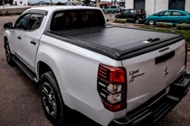 Toyota Hilux 2015– OEM roleta korby (2020+, mechanická s rukojetí a zámkem) fotografie 1