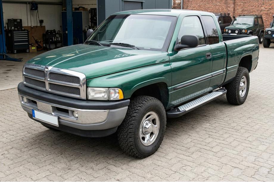 Dodge RAM (BR/BE) 1994–2002 Boční nášlapy Allmond Grey (2 ks, hliník) Image