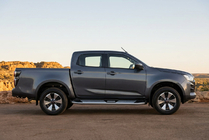 Isuzu D-Max 2019– Boční nášlapy Mevsim Grey (2 ks, hliník) fotografie 1
