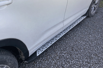 Toyota Highlander 2013–2019 Boční nášlapy Originální design (pro EU a USA, 2 ks, hliník) fotografie 1