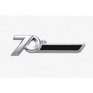 Emblém nápis 70 let Toyota (22 cm × 6,3/2,5 cm)