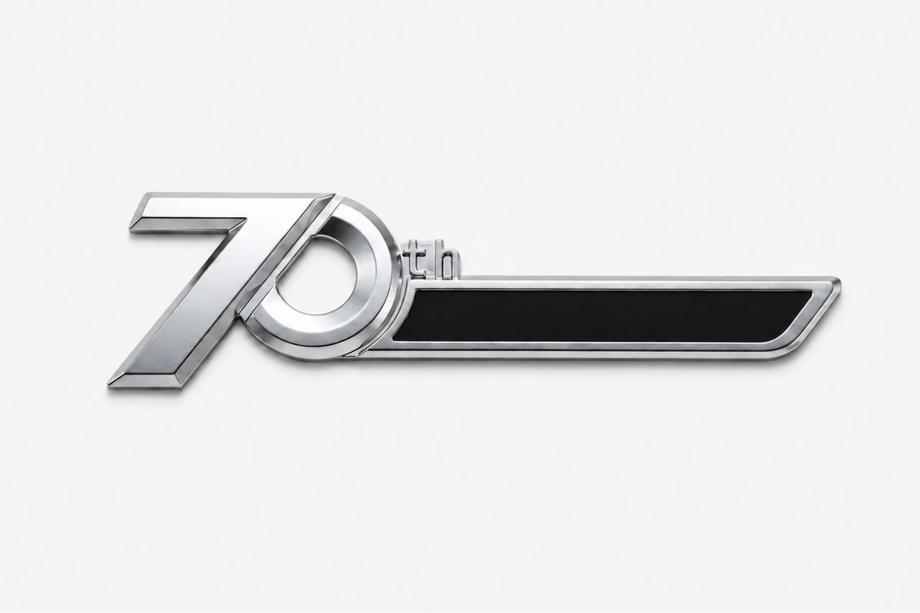 Toyota Emblém nápis 70 let Toyota (22 cm × 6,3/2,5 cm) Image