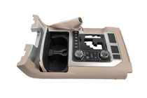 Toyota Land Cruiser 200 2007–2021 Sada pro upgrade interiéru pro rok 2016 (béžová) fotografie 19