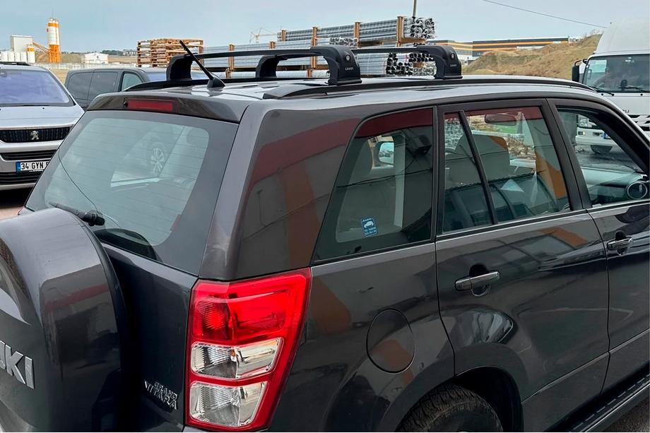 Suzuki Grand Vitara 2005–2017 Střešní nosič (příčníky) do fixních bodů Ecem V3 (2 ks) Šedá, 110 cm Fotografie 2