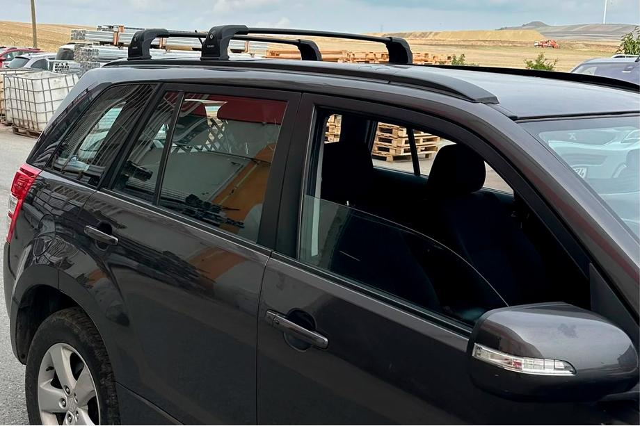Suzuki Grand Vitara 2005–2017 Střešní nosič (příčníky) do fixních bodů Ecem V3 (2 ks) Šedá, 110 cm Fotografie 3