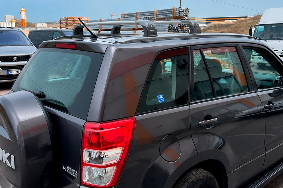 Suzuki Grand Vitara 2005–2017 Střešní nosič (příčníky) do fixních bodů Ecem V3 (2 ks) Šedá, 110 cm Fotografie 5