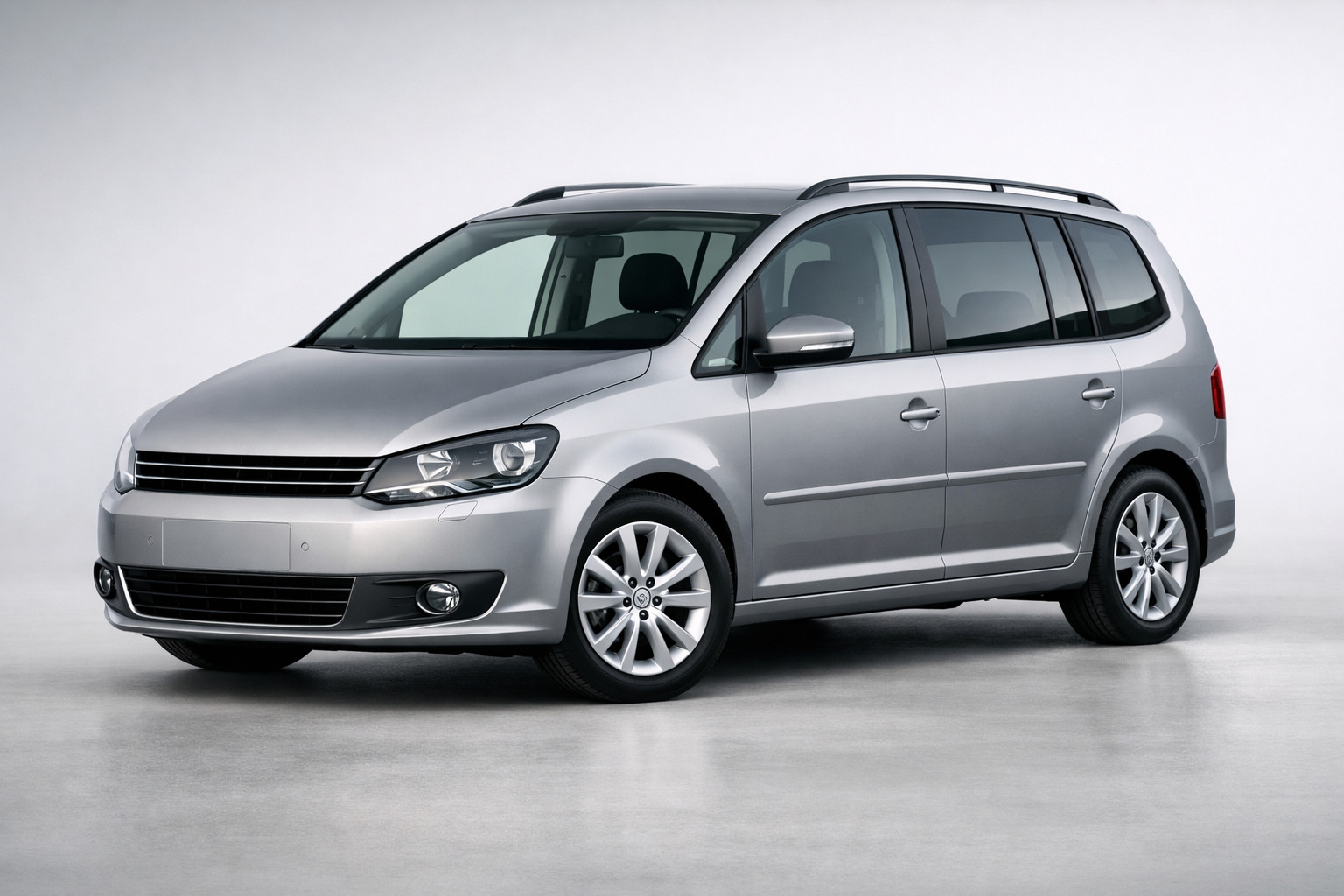 Recenze Volkswagen Touran 2010–2015: praktický rodinný MPV