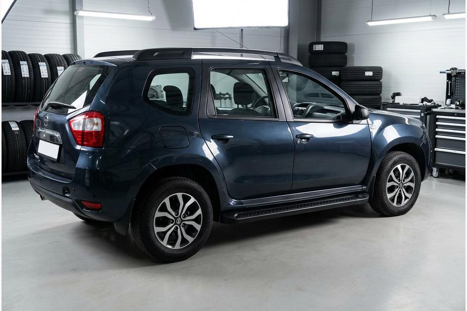 Nissan Terrano 2014– Boční prahy Allmond Black (2 ks, hliník) Image