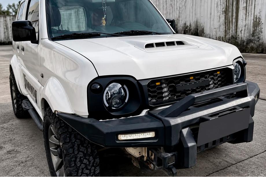 Suzuki Jimny 1998–2018 Sada předních světlometů a masky chladiče (OffRoad) Fotografie 1