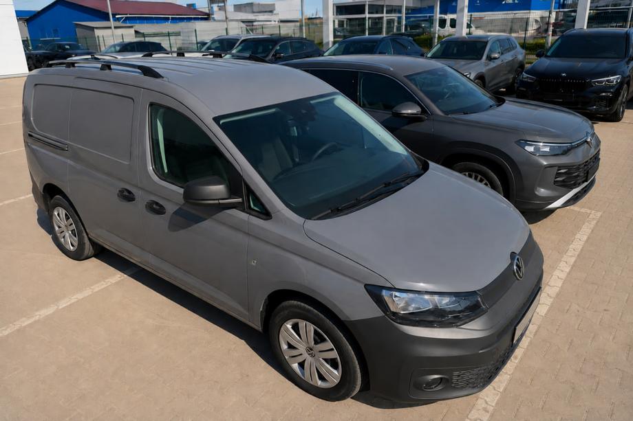 Volkswagen Caddy 2020– Černé střešní ližiny (turecký design) Maxi základna, plastové patky Fotografie 4