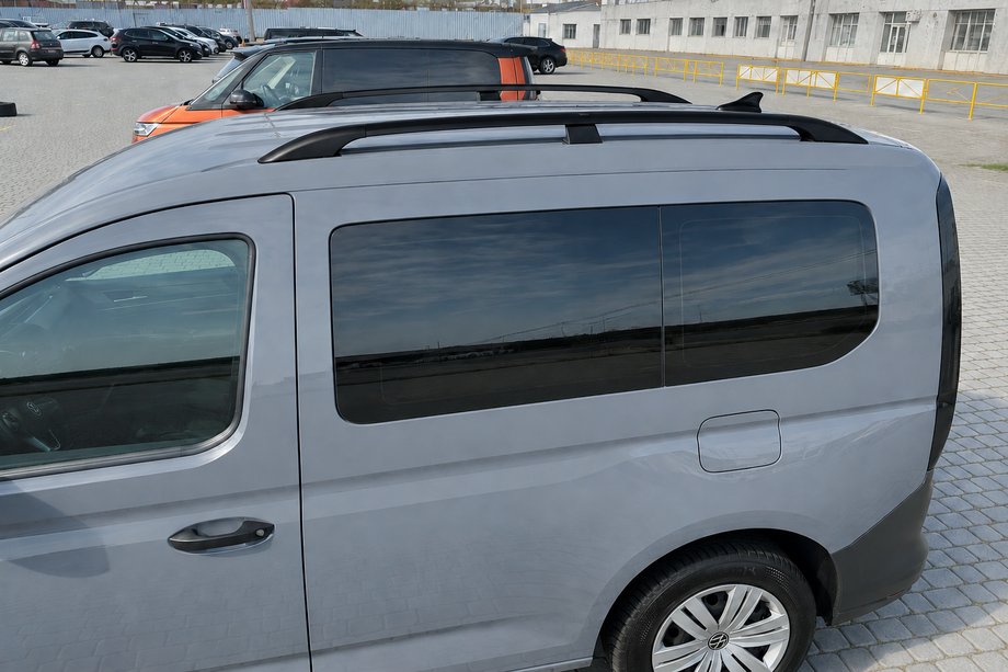 Ford Connect 2021– Černé střešní ližiny (turecký design) Standardní, plastové patky Image
