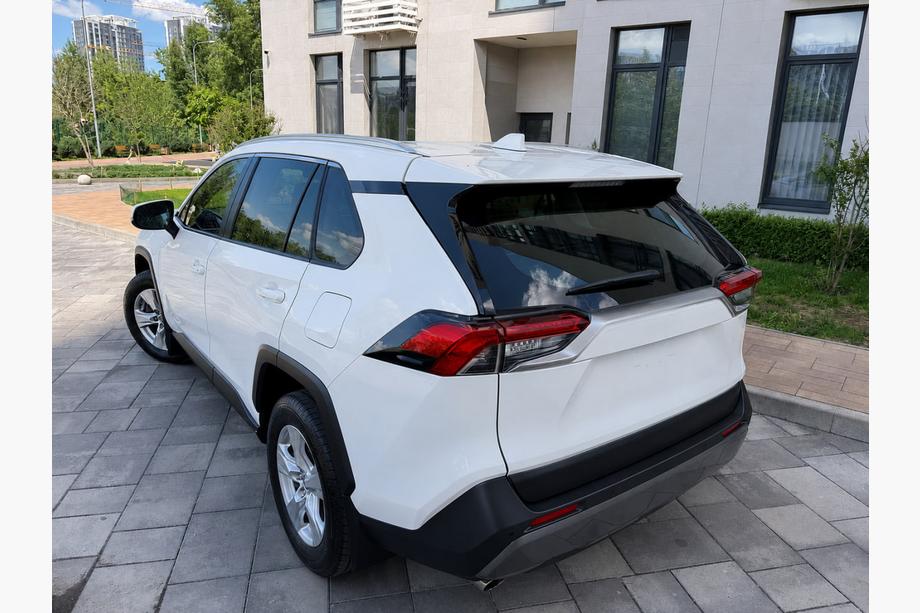 Toyota Rav 4 2019–2025 Integrované střešní ližiny šedé OEM V2 (hliník) Fotografie 2