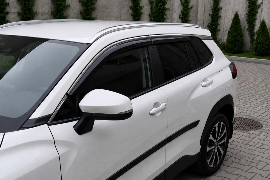 Toyota Corolla Cross 2020– Integrované střešní podélníky šedé OEM (ABS plast, montáž lepením) Fotografie 4