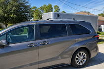 Toyota Sienna 2020– Integrované střešní podélníky šedé OEM (hliník) fotografie 2