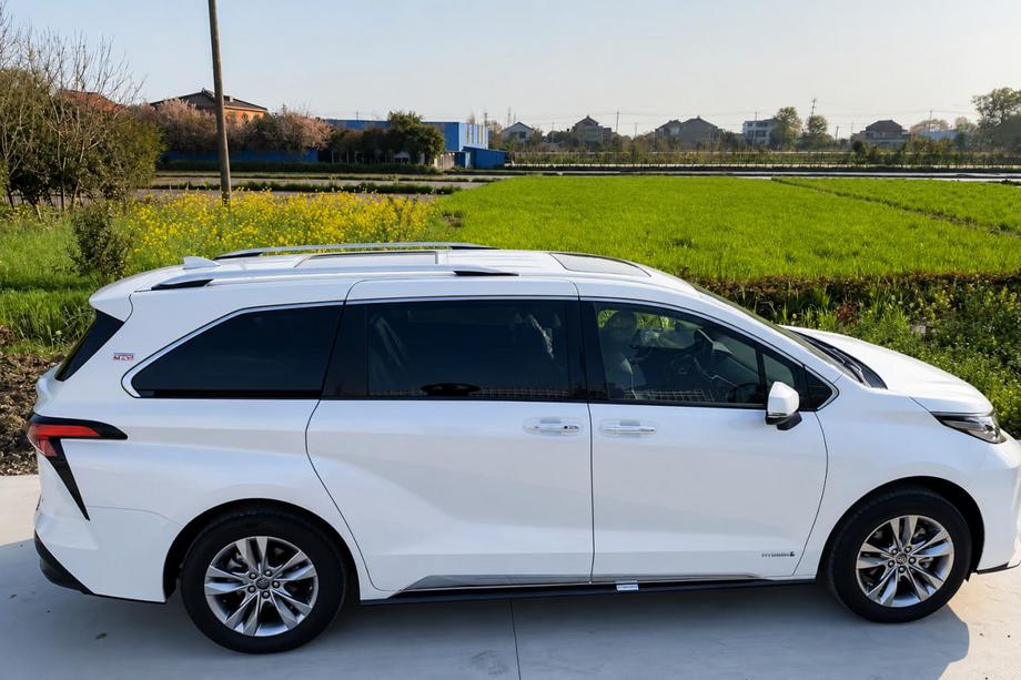 Toyota Sienna 2020– Integrované střešní podélníky šedé OEM (hliník) Image