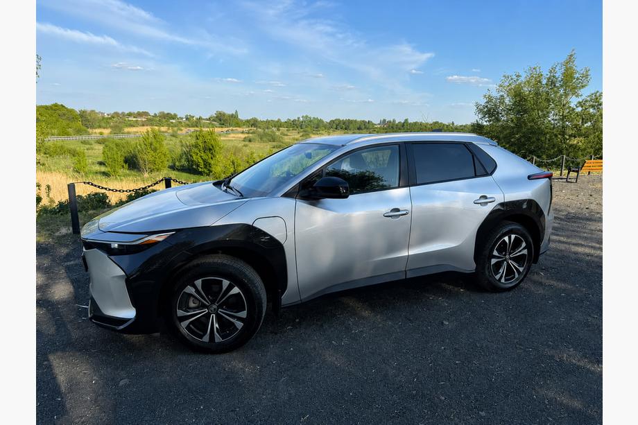 Toyota bZ4X 2022– Integrované střešní podélníky šedé OEM (hliník) Image