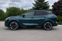 Nissan Qashqai 2021– Integrované střešní ližiny černé OEM (hliník) fotografie 1