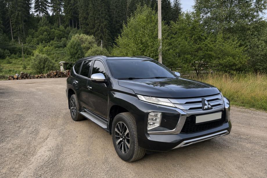 Mitsubishi Pajero Sport 2015– Integrované střešní ližiny černé OEM (2019-, hliník) Fotografie 1