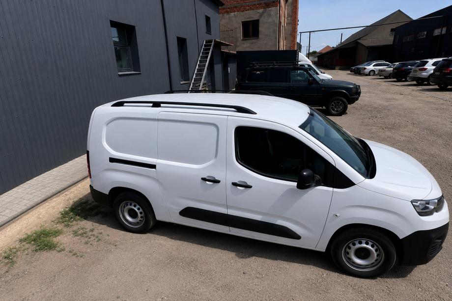 Citroen Berlingo/Multispace 2018– Černé střešní ližiny (turecký design) Standardní, plastové patky Image
