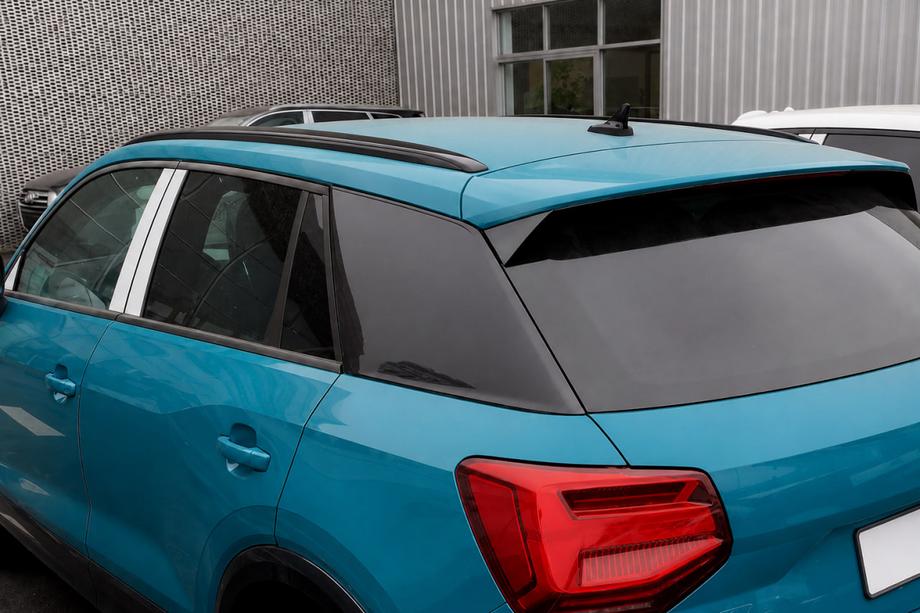 Audi Q2 2016– Integrované střešní ližiny černé OEM (hliník, montáž lepením) Image