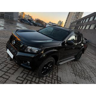 Černé OEM střešní ližiny (ABS plast, montáž lepením) Nissan Navara/NP300 2016– fotografie 1