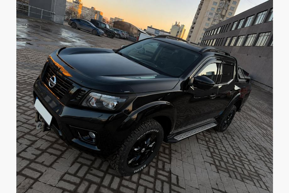 Nissan Navara/NP300 2016– Černé OEM střešní ližiny (ABS plast, montáž lepením) Image
