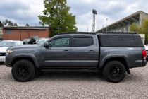 Toyota Tacoma 2015–2023 Střešní ližiny černé OEM (hliník) fotografie 2