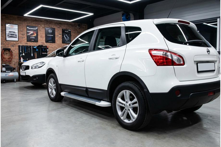 Nissan Qashqai 2007–2010 Boční nášlapy Allmond White (2 ks, hliník) Image
