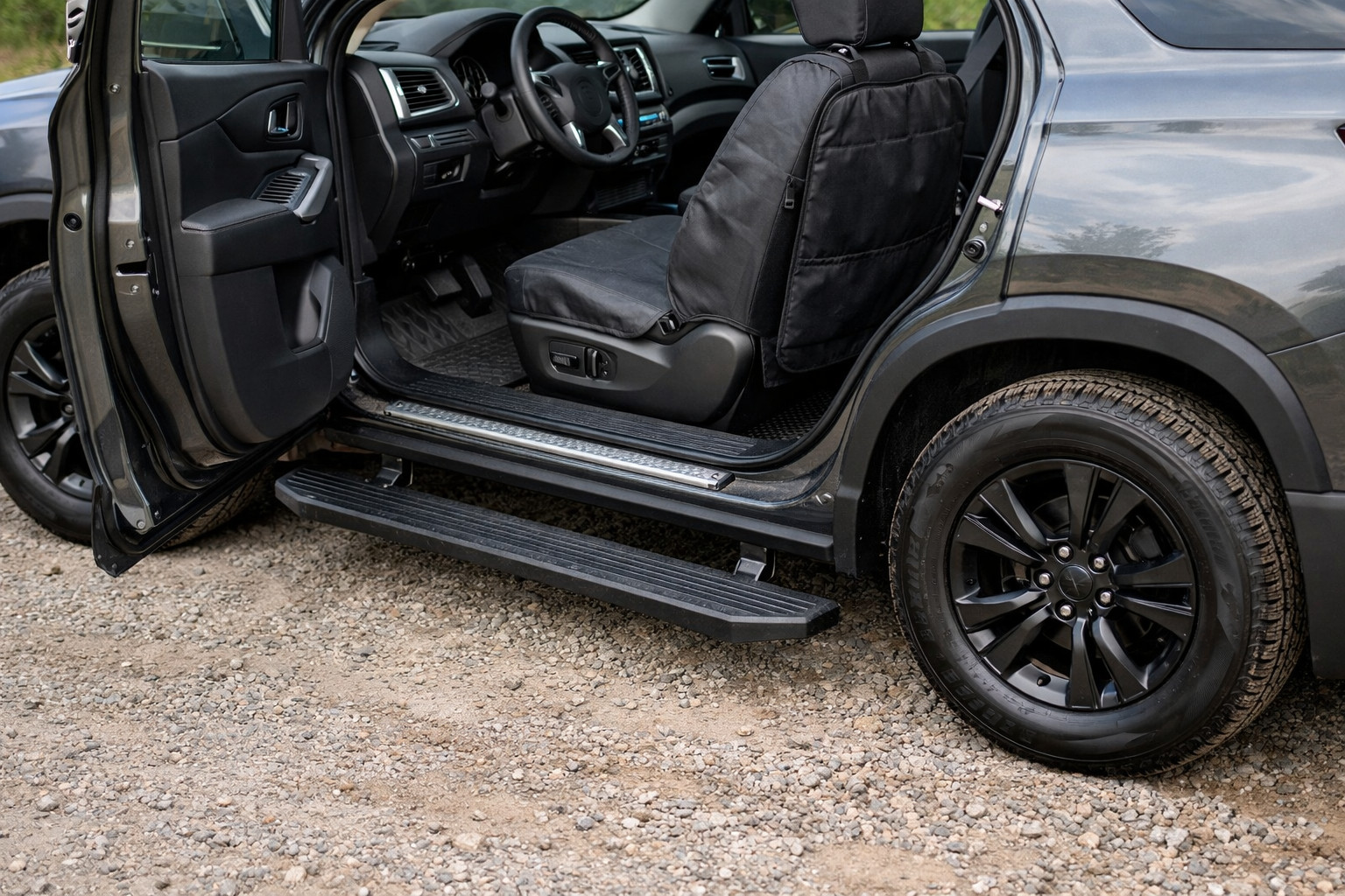Prahy a nášlapy pro vysoké SUV: snazší nástup bez špíny