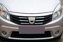 Dacia Sandero 2007–2013 Nerezová lišta na přední masku fotografie 1