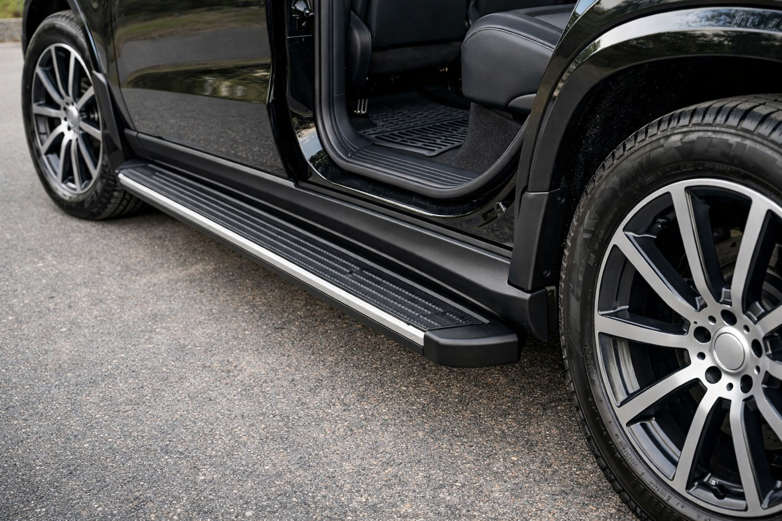 Co namontovat na Mercedes GLS X167, aby byly prahy čistší a nastupování snazší