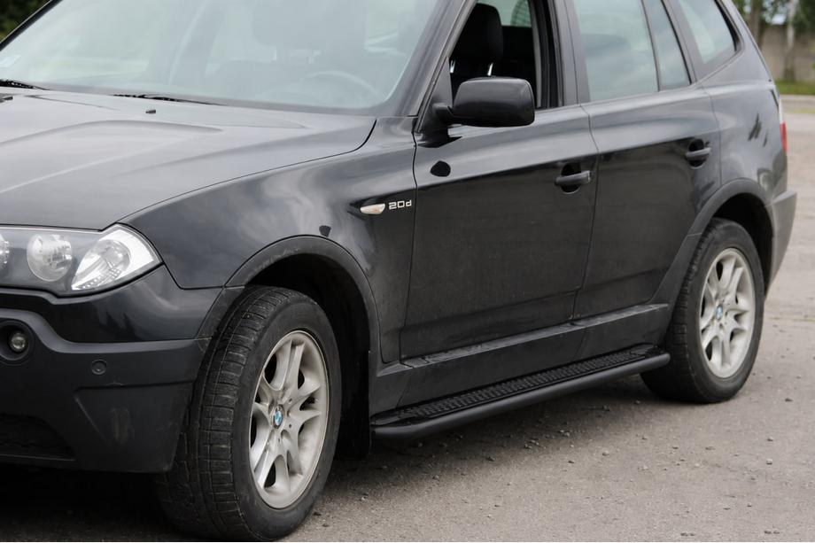 BMW X3 E83 2003–2010 Boční prahy KB001 Black (nerez) Image