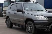 Chevrolet Niva 1998–2020 Boční nášlapy Premium Black (2 ks, nerez) fotografie 2
